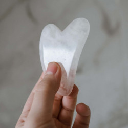 Guasha en cristal de roche pour le soin du visage avec housse - Transparent - L 8 cm